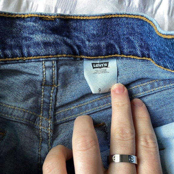 SOLD ❤️ Vintage Levi’s Jean Shorts - Picture 4 of 4
